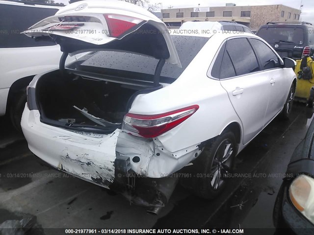 4T1BF1FK0HU366319 - 2017 TOYOTA CAMRY LE/XLE/SE/XSE WHITE photo 4