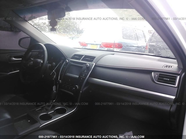 4T1BF1FK0HU366319 - 2017 TOYOTA CAMRY LE/XLE/SE/XSE WHITE photo 5