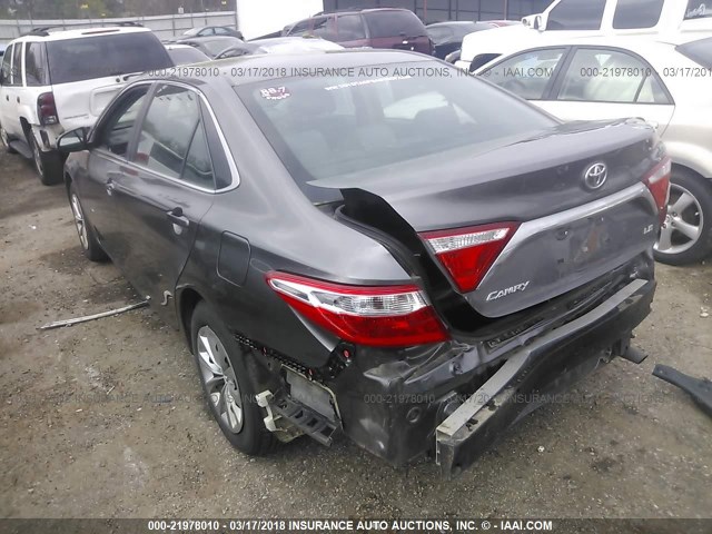 4T4BF1FK6FR458568 - 2015 TOYOTA CAMRY LE/XLE/SE/XSE GRAY photo 3
