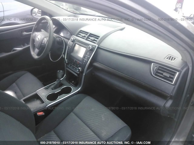 4T4BF1FK6FR458568 - 2015 TOYOTA CAMRY LE/XLE/SE/XSE GRAY photo 5