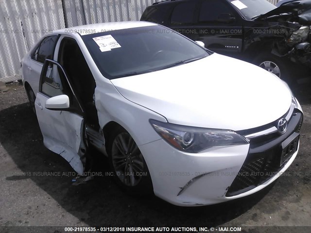 4T1BF1FK3GU187450 - 2016 TOYOTA CAMRY LE/XLE/SE/XSE WHITE photo 1