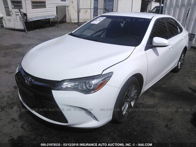 4T1BF1FK3GU187450 - 2016 TOYOTA CAMRY LE/XLE/SE/XSE WHITE photo 2
