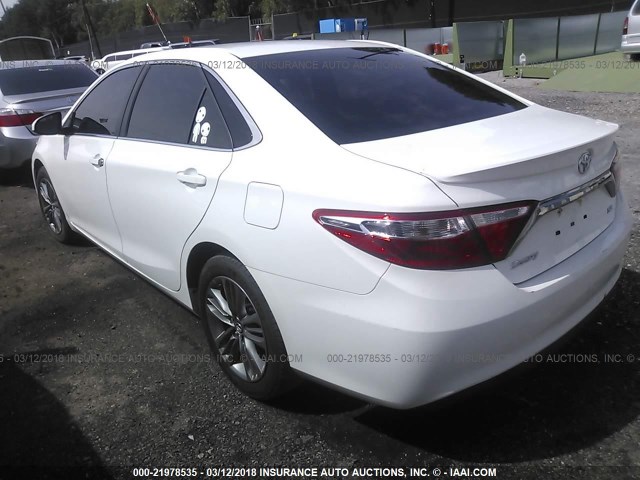 4T1BF1FK3GU187450 - 2016 TOYOTA CAMRY LE/XLE/SE/XSE WHITE photo 3