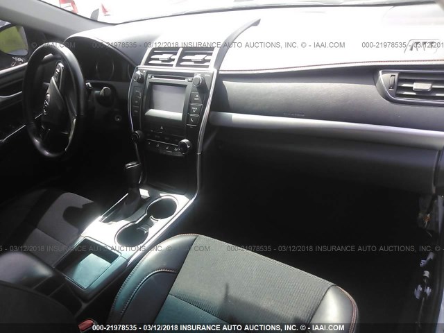 4T1BF1FK3GU187450 - 2016 TOYOTA CAMRY LE/XLE/SE/XSE WHITE photo 5