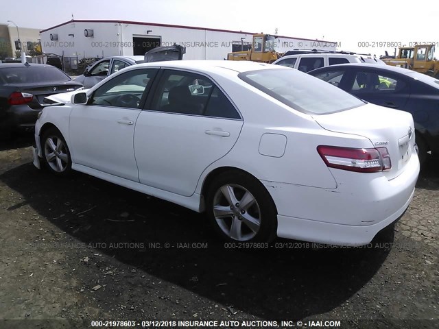 4T1BF3EK0BU620437 - 2011 TOYOTA CAMRY SE/LE/XLE WHITE photo 3