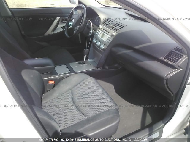 4T1BF3EK0BU620437 - 2011 TOYOTA CAMRY SE/LE/XLE WHITE photo 5
