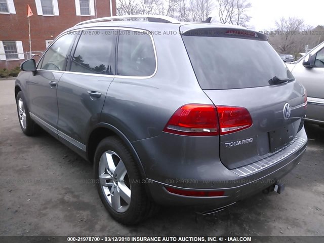 WVGFF9BP6CD001069 - 2012 VOLKSWAGEN TOUAREG V6 GRAY photo 3