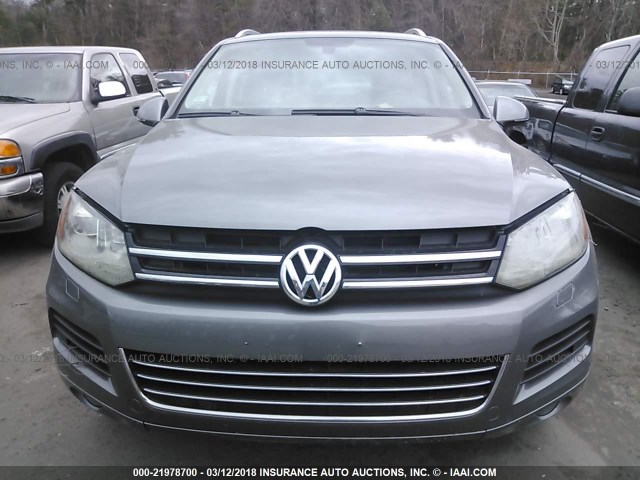 WVGFF9BP6CD001069 - 2012 VOLKSWAGEN TOUAREG V6 GRAY photo 6