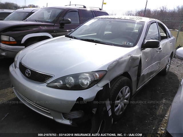 4T1BE32K35U092713 - 2005 TOYOTA CAMRY LE/XLE/SE SILVER photo 2