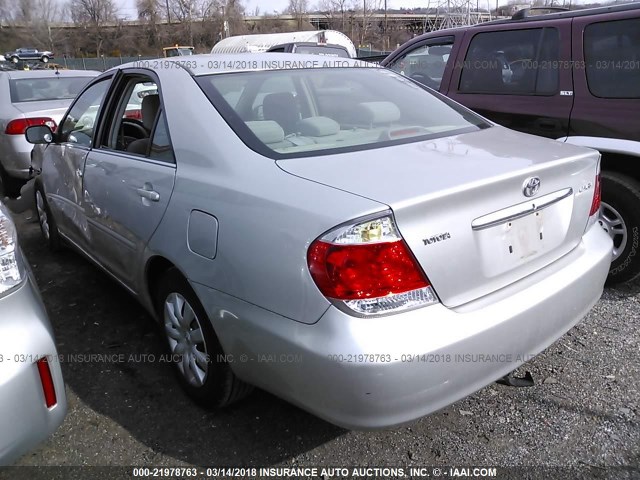 4T1BE32K35U092713 - 2005 TOYOTA CAMRY LE/XLE/SE SILVER photo 3