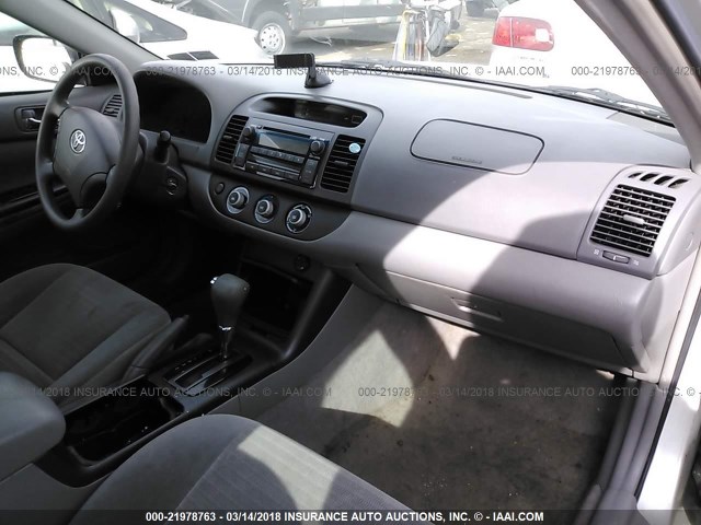 4T1BE32K35U092713 - 2005 TOYOTA CAMRY LE/XLE/SE SILVER photo 5