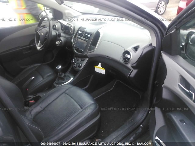 1G1JF5SB0F4168293 - 2015 CHEVROLET SONIC LTZ GRAY photo 5