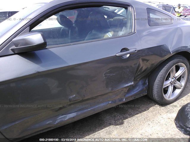 1ZVBP8CH9A5126685 - 2010 FORD MUSTANG GT GRAY photo 6