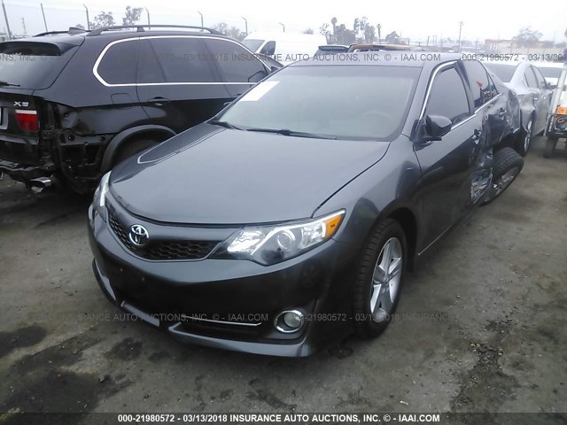 4T1BF1FK1EU357365 - 2014 TOYOTA CAMRY L/SE/LE/XLE ნაცრისფერი ფოტო 2