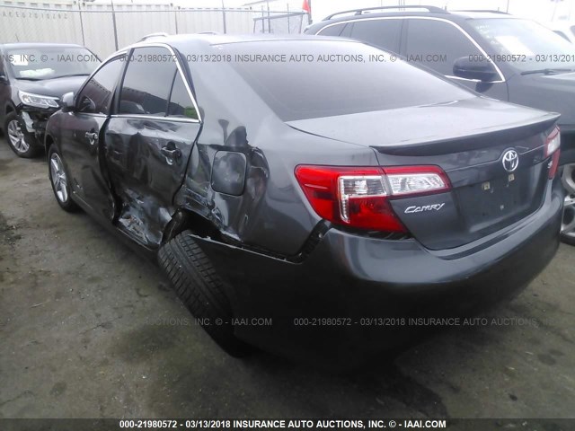 4T1BF1FK1EU357365 - 2014 TOYOTA CAMRY L/SE/LE/XLE ნაცრისფერი ფოტო 3