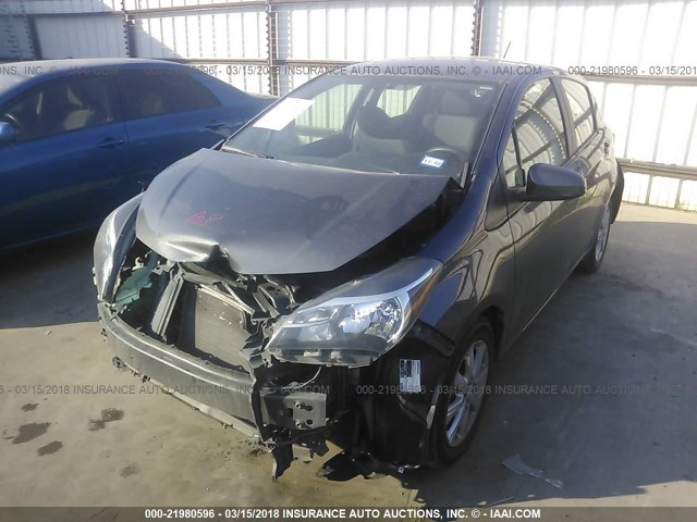 VNKKTUD37GA061109 - 2016 TOYOTA YARIS L/LE/SE GRAY photo 2