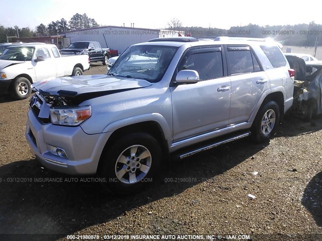 JTEBU5JR6D5124558 - 2013 TOYOTA 4RUNNER SR5/LIMITED/TRAIL SILVER photo 2