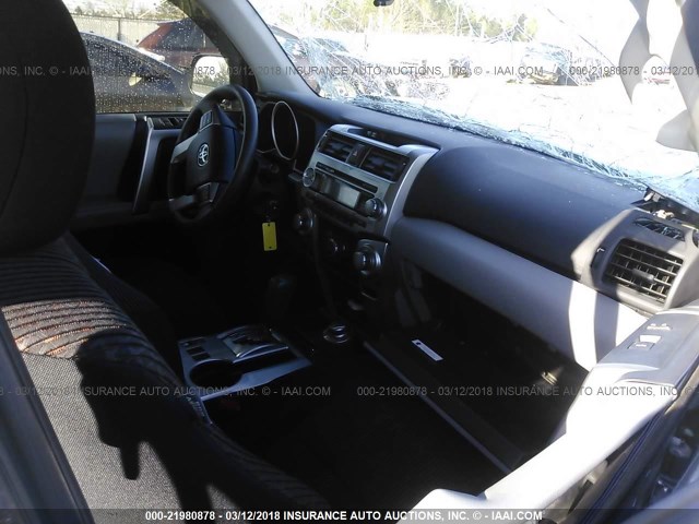 JTEBU5JR6D5124558 - 2013 TOYOTA 4RUNNER SR5/LIMITED/TRAIL SILVER photo 5