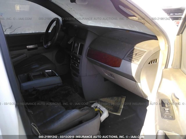 2A8HR54P78R709337 - 2008 CHRYSLER TOWN & COUNTRY TOURING WHITE photo 5