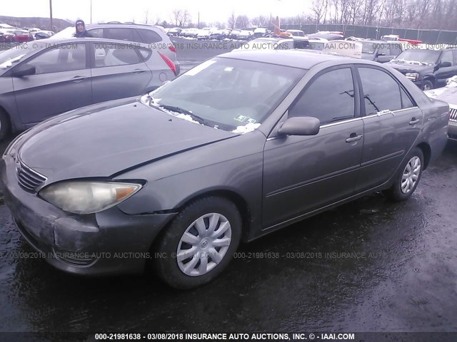 4T1BE30KX5U627765 - 2005 TOYOTA CAMRY LE/XLE/SE GRAY photo 2