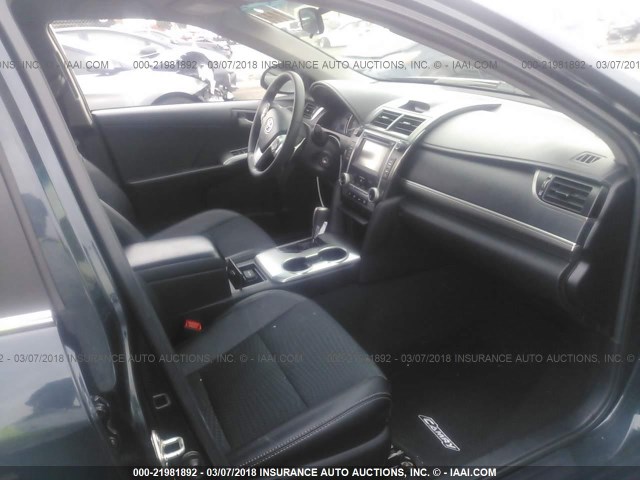 4T1BF1FK6EU456618 - 2014 TOYOTA CAMRY L/SE/LE/XLE 蓝色 照片 5