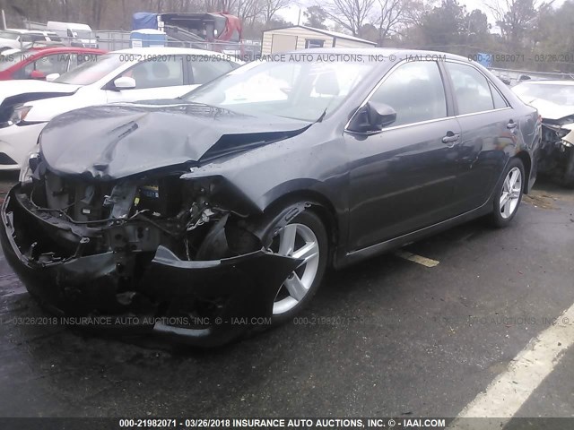 4T1BF1FK1CU607815 - 2012 TOYOTA CAMRY SE/LE/XLE Сұр фото 2