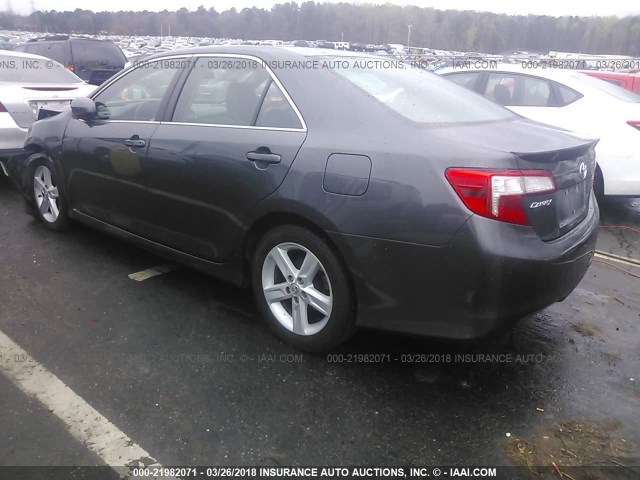 4T1BF1FK1CU607815 - 2012 TOYOTA CAMRY SE/LE/XLE Сұр фото 3
