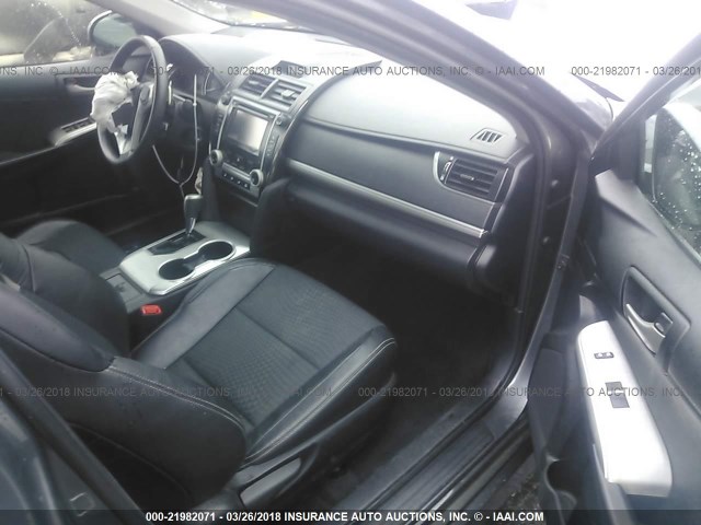 4T1BF1FK1CU607815 - 2012 TOYOTA CAMRY SE/LE/XLE Сұр фото 5