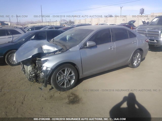 4T1BF1FK3HU392560 - 2017 TOYOTA CAMRY LE/XLE/SE/XSE SILVER photo 2