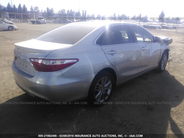 4T1BF1FK3HU392560 - 2017 TOYOTA CAMRY LE/XLE/SE/XSE SILVER photo 4
