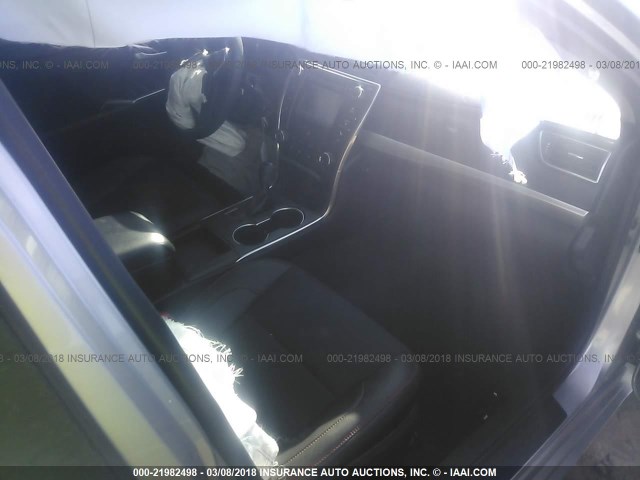 4T1BF1FK3HU392560 - 2017 TOYOTA CAMRY LE/XLE/SE/XSE SILVER photo 5