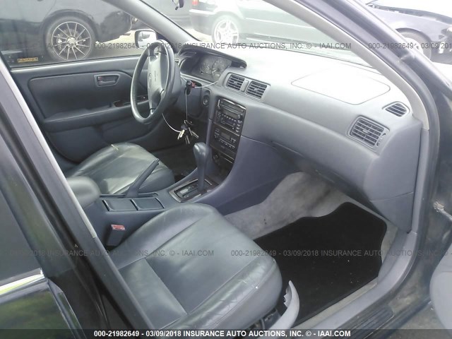 JT2BF28K0Y0255325 - 2000 TOYOTA CAMRY LE/XLE BLACK photo 5