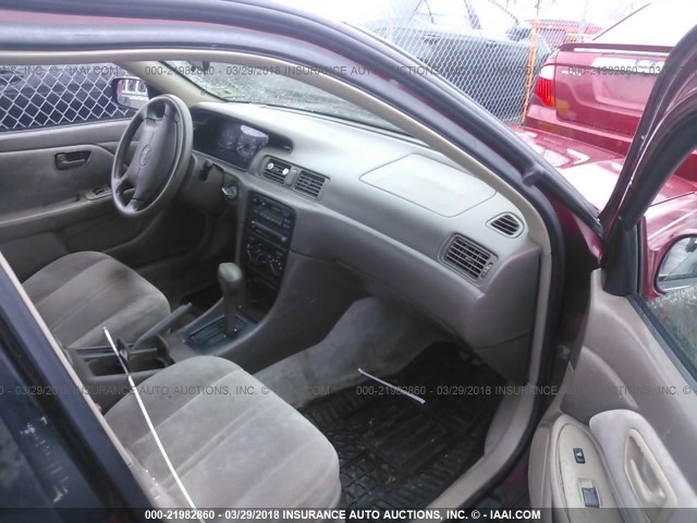 4T1BF22K4WU925072 - 1998 TOYOTA CAMRY CE/LE/XLE BURGUNDY photo 5