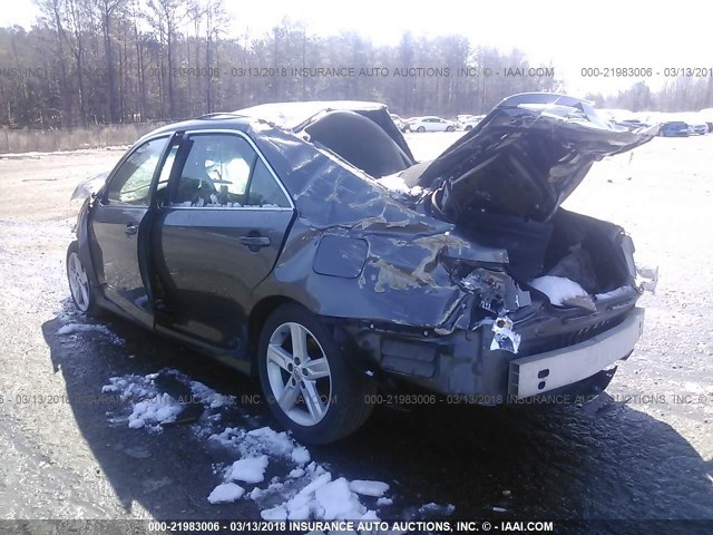 4T1BF1FKXEU402870 - 2014 TOYOTA CAMRY L/SE/LE/XLE 灰色 照片 3