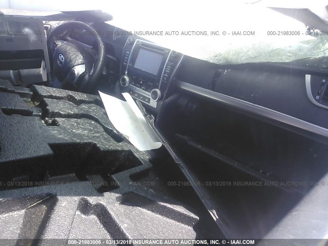 4T1BF1FKXEU402870 - 2014 TOYOTA CAMRY L/SE/LE/XLE 灰色 照片 5