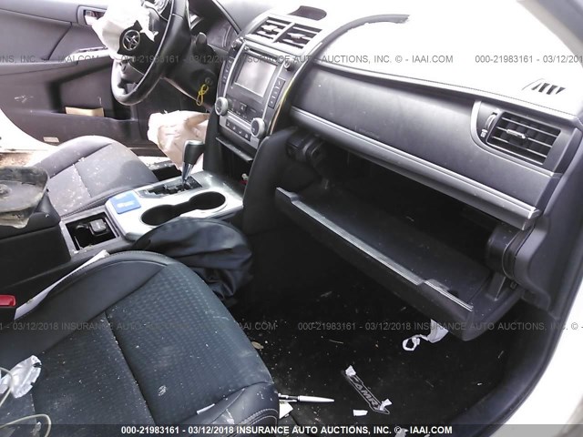 4T1BF1FK5EU748048 - 2014 TOYOTA CAMRY L/SE/LE/XLE 白色 照片 5
