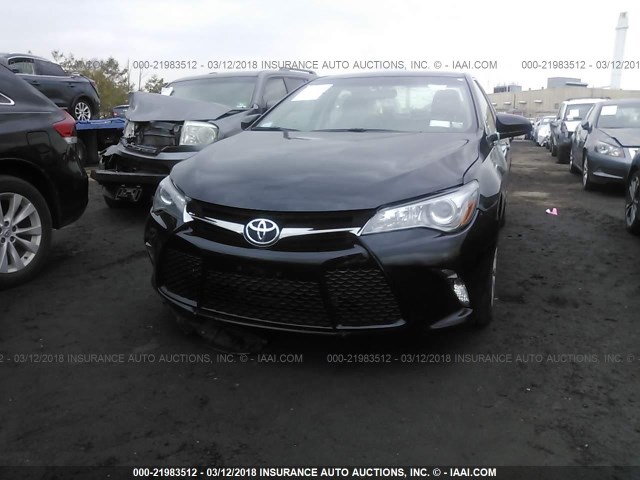 4T1BF1FK4HU374780 - 2017 TOYOTA CAMRY LE/XLE/SE/XSE BLACK photo 6