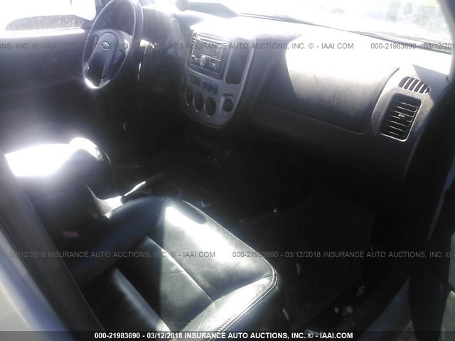 1FMCU94164KA53963 - 2004 FORD ESCAPE LIMITED SILVER photo 5