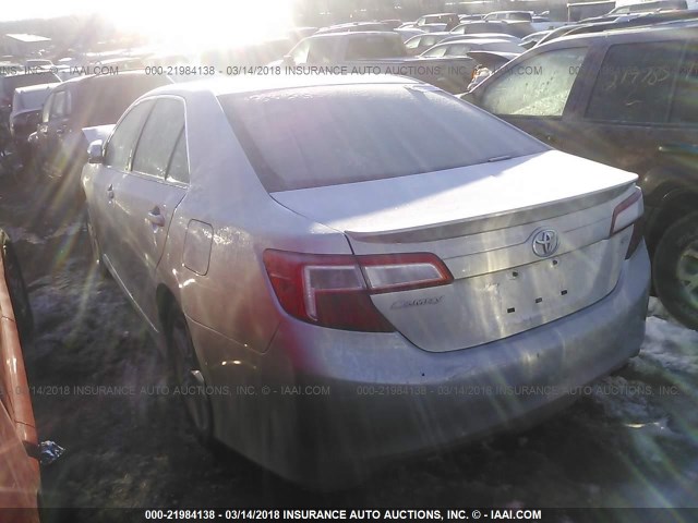 4T1BF1FK4DU287472 - 2013 TOYOTA CAMRY L/SE/LE/XLE 银色 照片 3