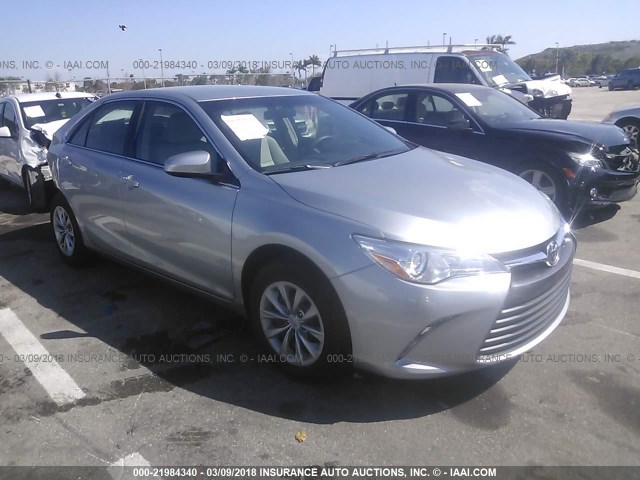 4T1BF1FK3HU393952 - 2017 TOYOTA CAMRY LE/XLE/SE/XSE SILVER photo 1