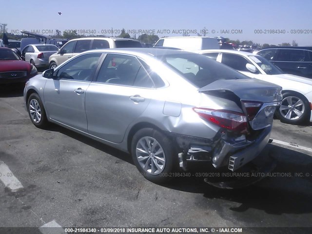 4T1BF1FK3HU393952 - 2017 TOYOTA CAMRY LE/XLE/SE/XSE SILVER photo 3