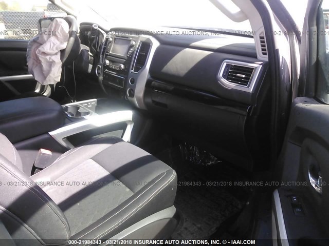 1N6AA1E64HN544064 - 2017 NISSAN TITAN SV/SL/PLATINUM RESERVE GRAY photo 5