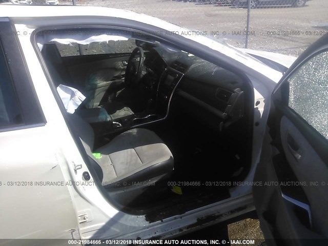 4T1BF1FK1FU499698 - 2015 TOYOTA CAMRY LE/XLE/SE/XSE 白色 照片 5