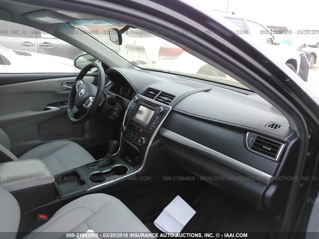 4T1BF1FK0HU703216 - 2017 TOYOTA CAMRY LE/XLE/SE/XSE BLACK photo 5