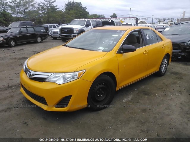 4T1BF1FK1EU470586 - 2014 TOYOTA CAMRY L/SE/LE/XLE YELLOW photo 2