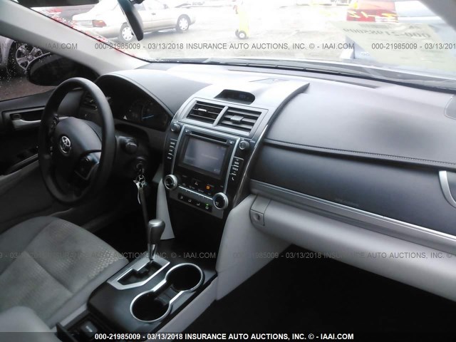 4T4BF1FK2ER391742 - 2014 TOYOTA CAMRY L/SE/LE/XLE GRAY photo 5