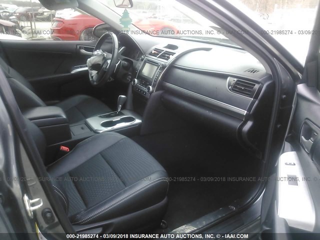4T1BF1FK8EU783098 - 2014 TOYOTA CAMRY L/SE/LE/XLE 灰色 照片 5