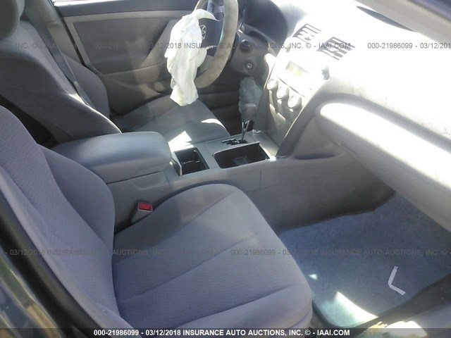 4T1BF3EK4BU175300 - 2011 TOYOTA CAMRY SE/LE/XLE GRAY photo 5