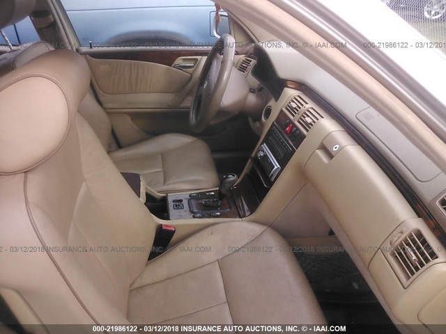 WDBJF70J92B399873 - 2002 MERCEDES-BENZ E 430 Champagne photo 5