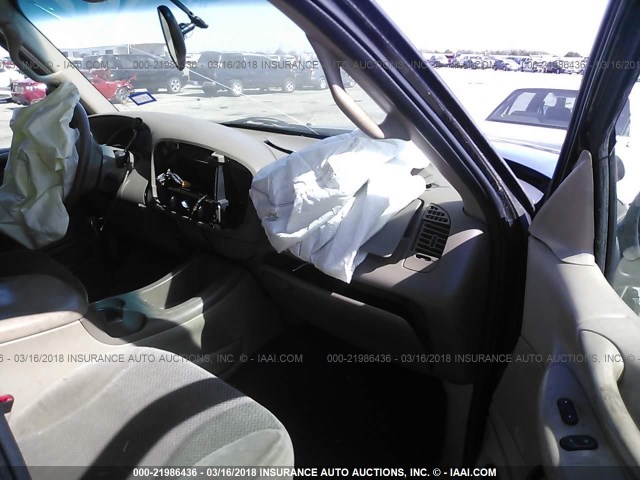 1FMRU1567YLB35397 - 2000 FORD EXPEDITION XLT BLACK photo 5